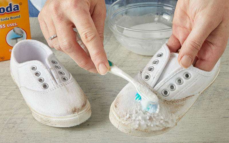 استفاده از جوش شیرین برای تمیزی و درخشندگی کفش های سفید