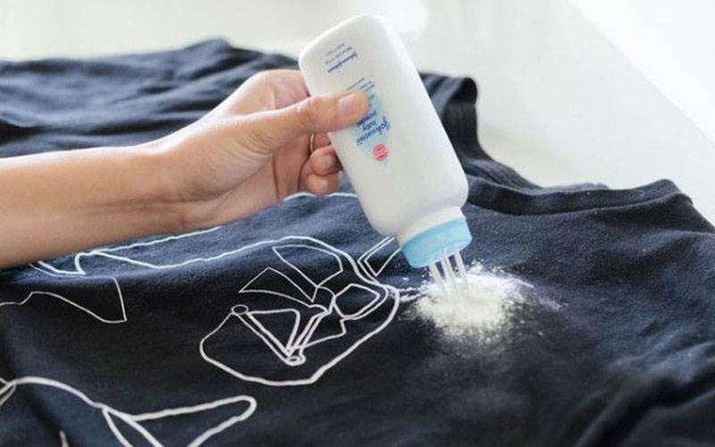 پاک کردن لکه روغن، به وسیله پودر بچه از روی لباس ها