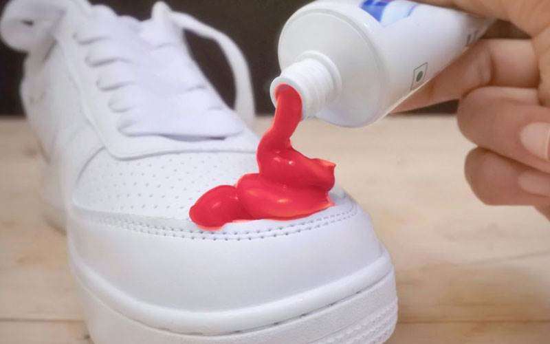 استفاده از خمیر دندان برای تمیز کردن کفش های سفید